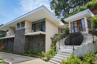 Dramatic entry to Casa Bellamar